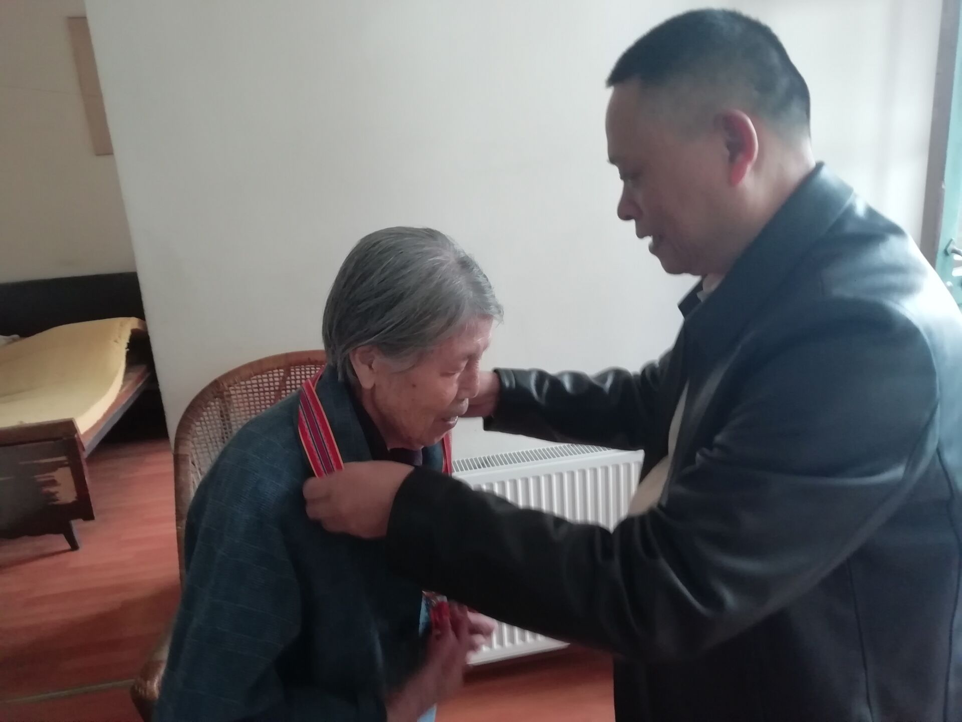 集团慰问机关抗美援朝老战士并送上抗美援朝70周年岁念章