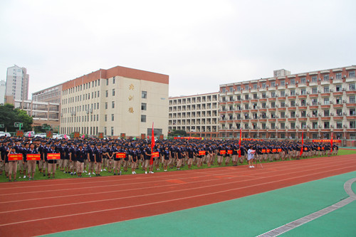 安徽365英国上市技师学院举行2018级新生军训开营仪式