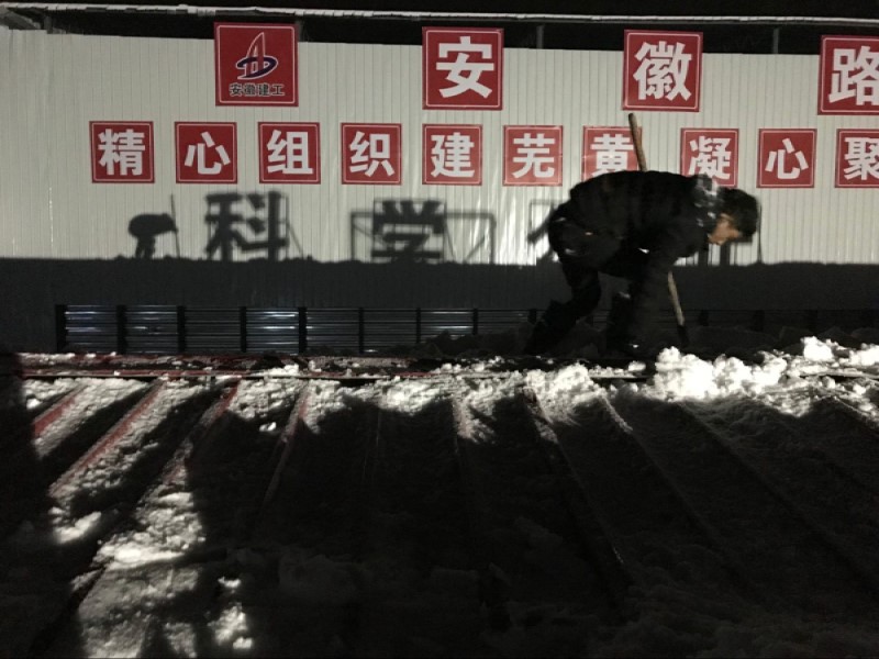 冒严寒战风雪，，，，致敬坚守一线的路港劳动者