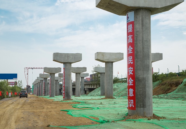 首届桥梁工程立异手艺交流大会暨工业化制作树模项目观摩会代表莅临路桥集团合安改扩建01标中派河大桥施工现场观摩