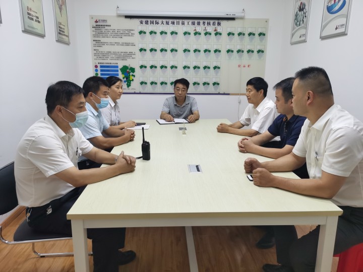 安建物业：常态防控不松懈，，锦旗鲜亮暖人心
