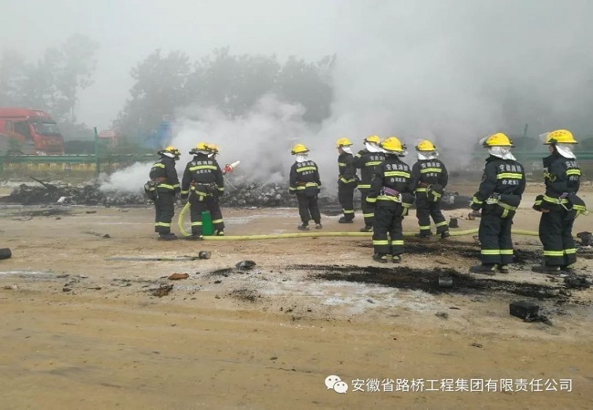 路桥集团合安高速改扩建01标项目深夜加入高速救火保通事情