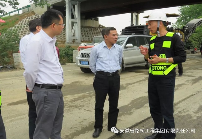 省交通运输厅总工程师章后忠莅临路桥集团芜合改扩建三标检查指导事情