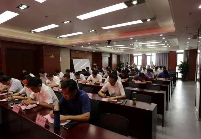 路桥集团组织2018年中层治理职员及项目认真人半年度审核暨党委中心组（扩大）学习会