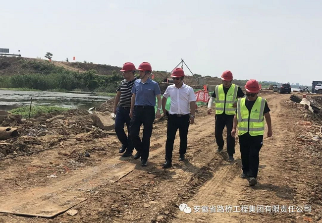 路桥集团党委书记、董事长盛明宏端午节赴庐江县黄陂湖桥梁项目调研慰问