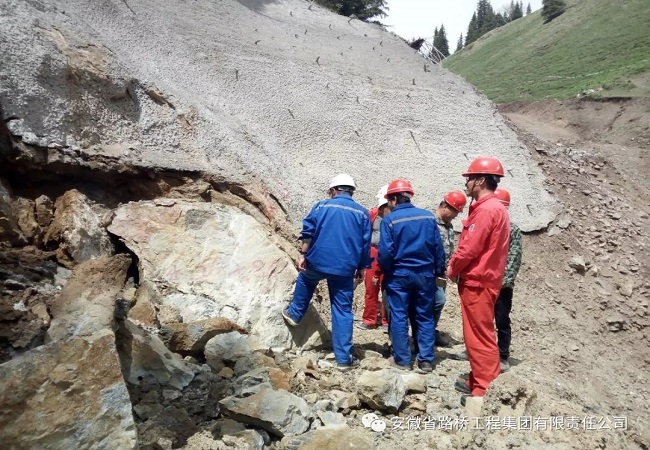 路桥集团新疆果子沟EPC项目开启隧道施工