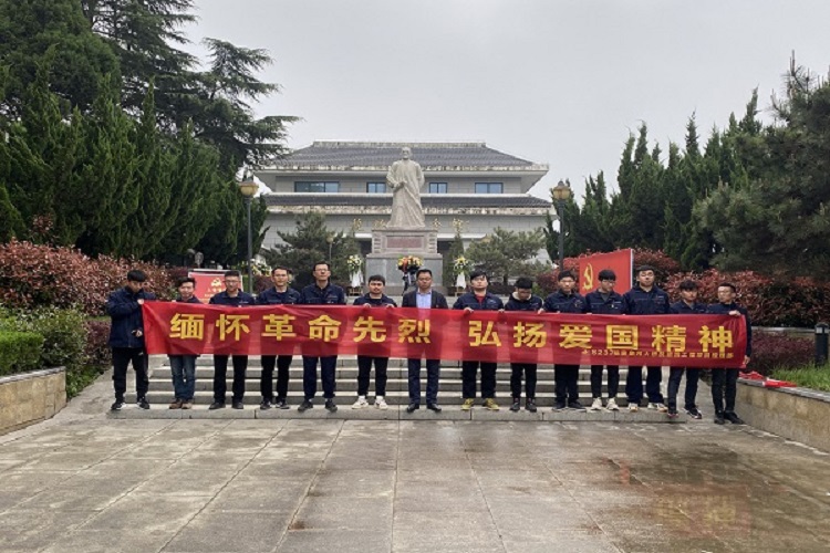思念革命先烈，，，，，罗致奋进实力