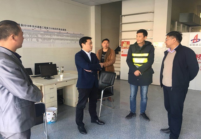 路桥集团灵璧县2018年农村蹊径工程五一劳动节组织慰问一线施工职员