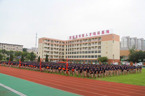 安徽365英国上市技师学院举行2018级新生军训开营仪式