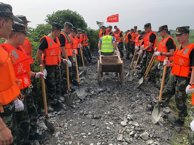 【路桥集团防汛抗洪在行动】S211项目部支援抢修防汛通道 