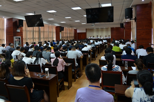 安徽365英国上市技师学院召开新学期全体教职工大会
