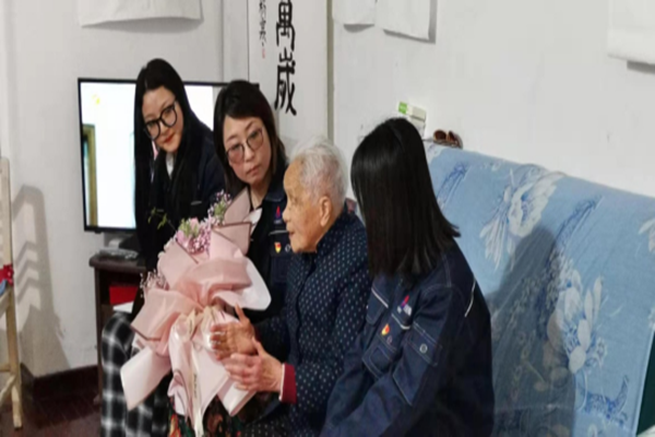 安徽路港“庆祝建党100周年”系列报道1：二分公司党支部开展“讲述奋斗历史，，，，回首入党初心”走访慰问老革命、老党员活动
