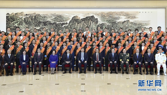 习近平会见天下双拥模范城（县）命名暨双拥模范单位和个人表扬大会代表 李克强加入会见并在表扬大会上讲话 王沪宁加入会见