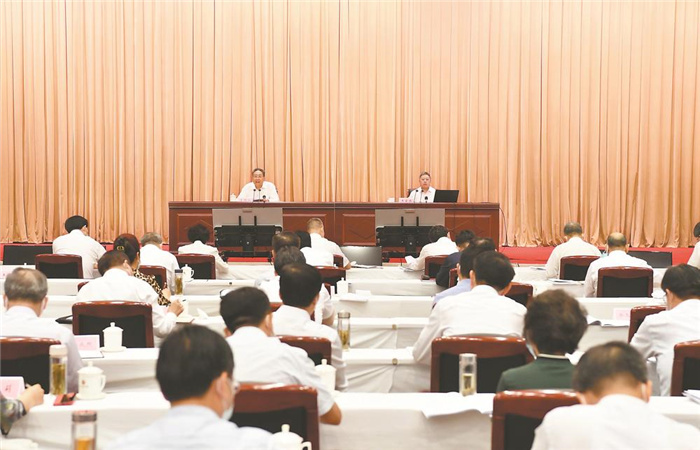 李锦斌在省委理论学习中心组学习报告会上强调 深入贯彻习近一生态文明头脑推进碳达峰碳中和 坚定不移走生态优先绿色低碳的高质量生长之路