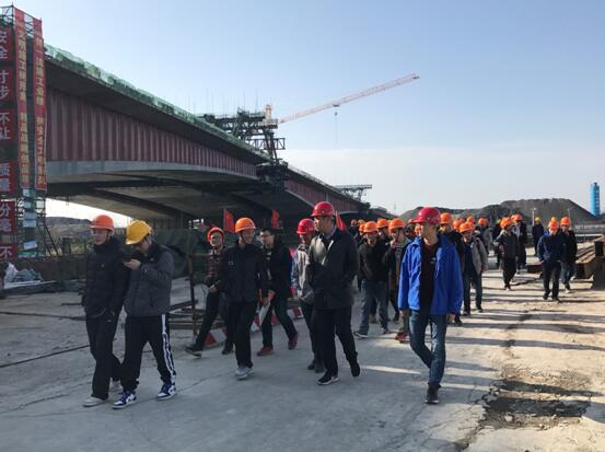 合肥工业大学学生到安徽路港郎溪路高架项目旅行学习