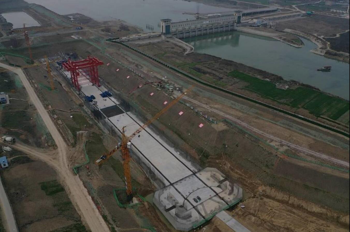 “复产防疫，，路港在行动” 系列报道22：把“疫”失的时间抢回来，，安徽路港公司灵璧船闸项目底板施工所有完成