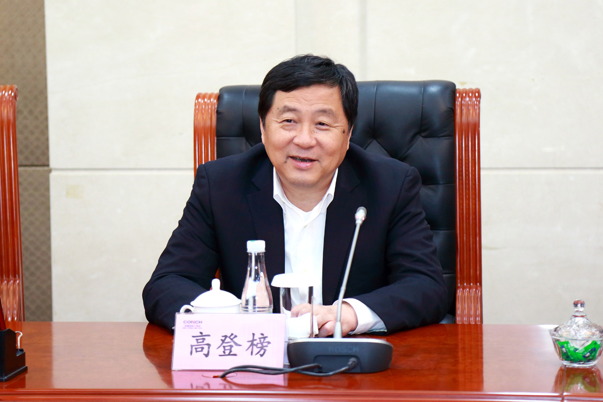 365英国上市董事长赵时运赴海螺集团考察会见
