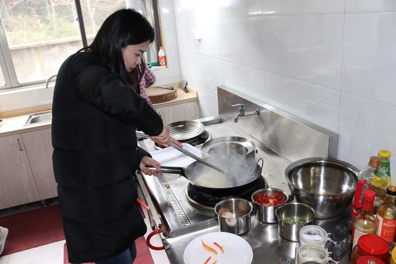 安建投资多项目举行富厚多彩女职工活动