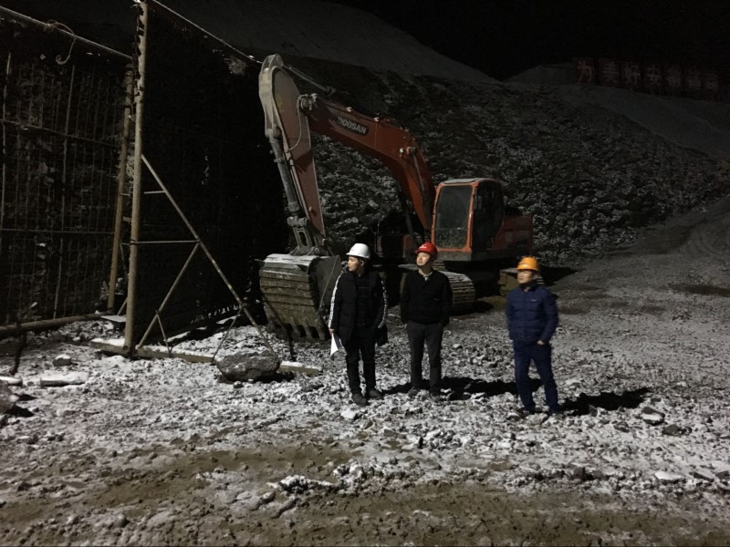 冒严寒战风雪，，，，致敬坚守一线的路港劳动者