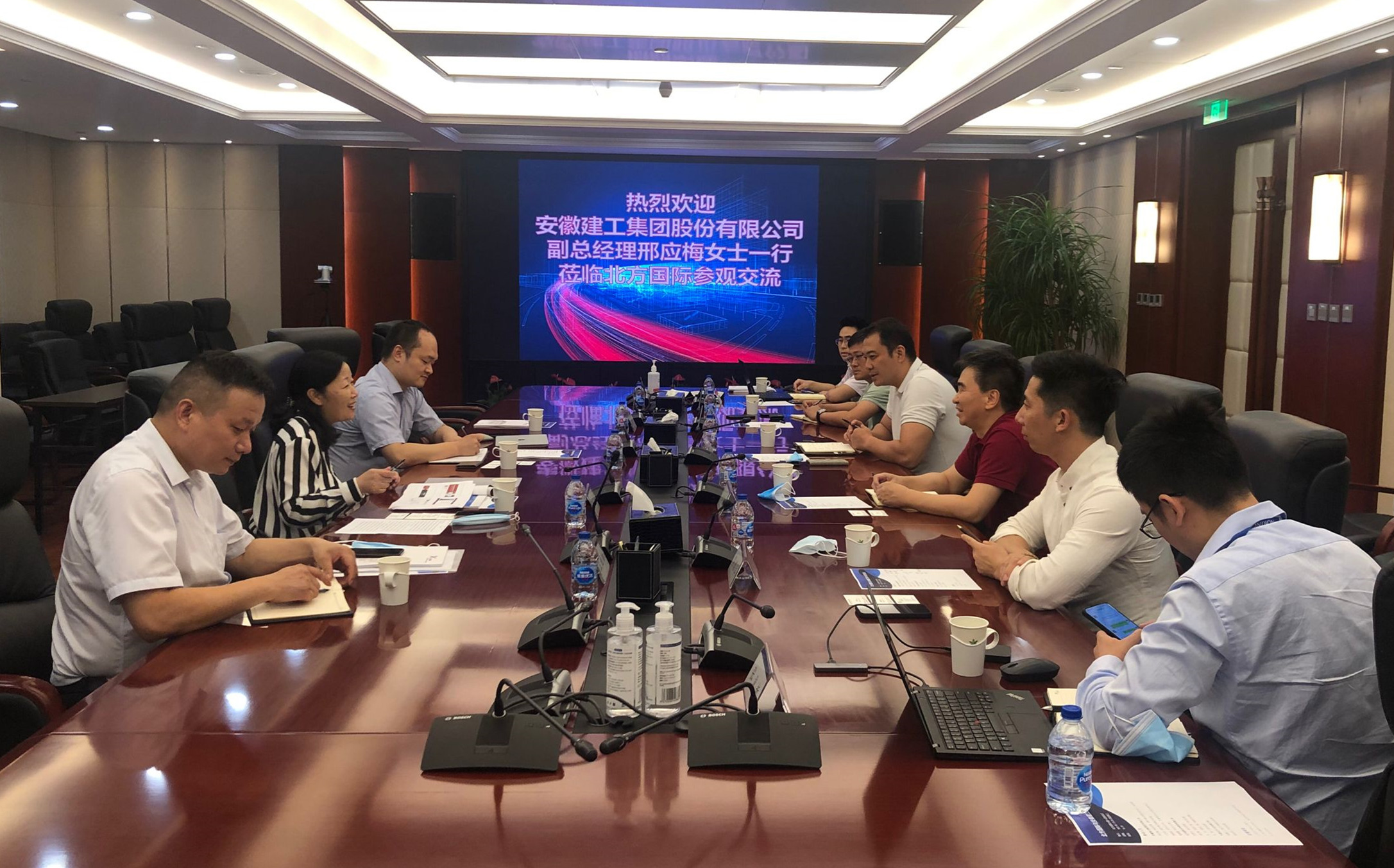 股份公司副总司理邢应梅做客北方国际相助股份有限公司
