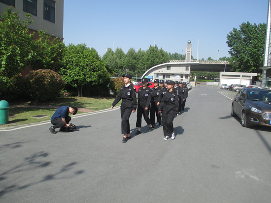 合肥市广播电视台到技师学院采访校园安保建设事情