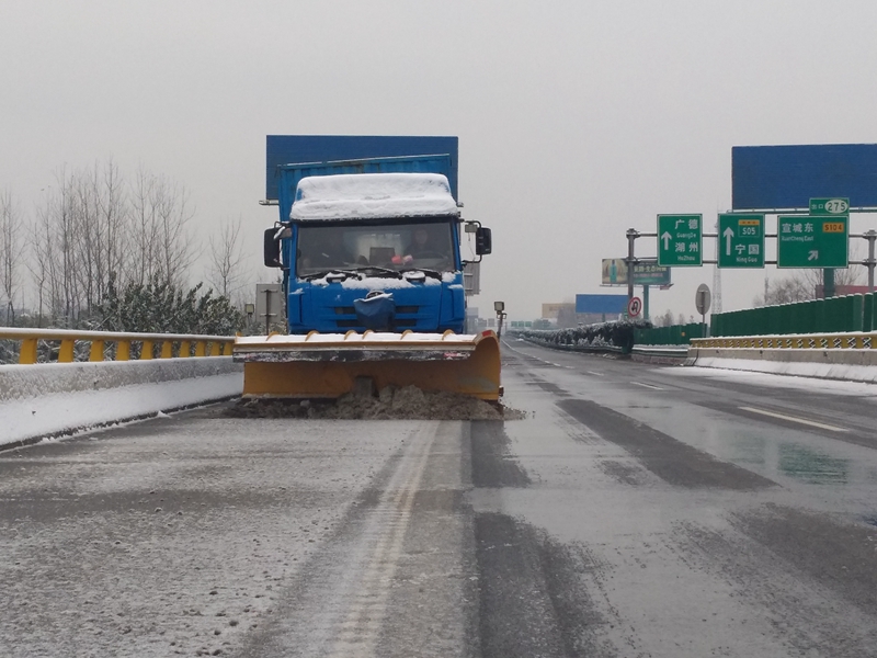 冒严寒战风雪，，，，致敬坚守一线的路港劳动者