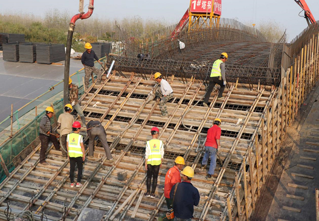路桥集团劳动竞赛系列报道（四）——漂亮大道项目卓越溪桥0#-1#右幅边跨顺遂完成浇筑