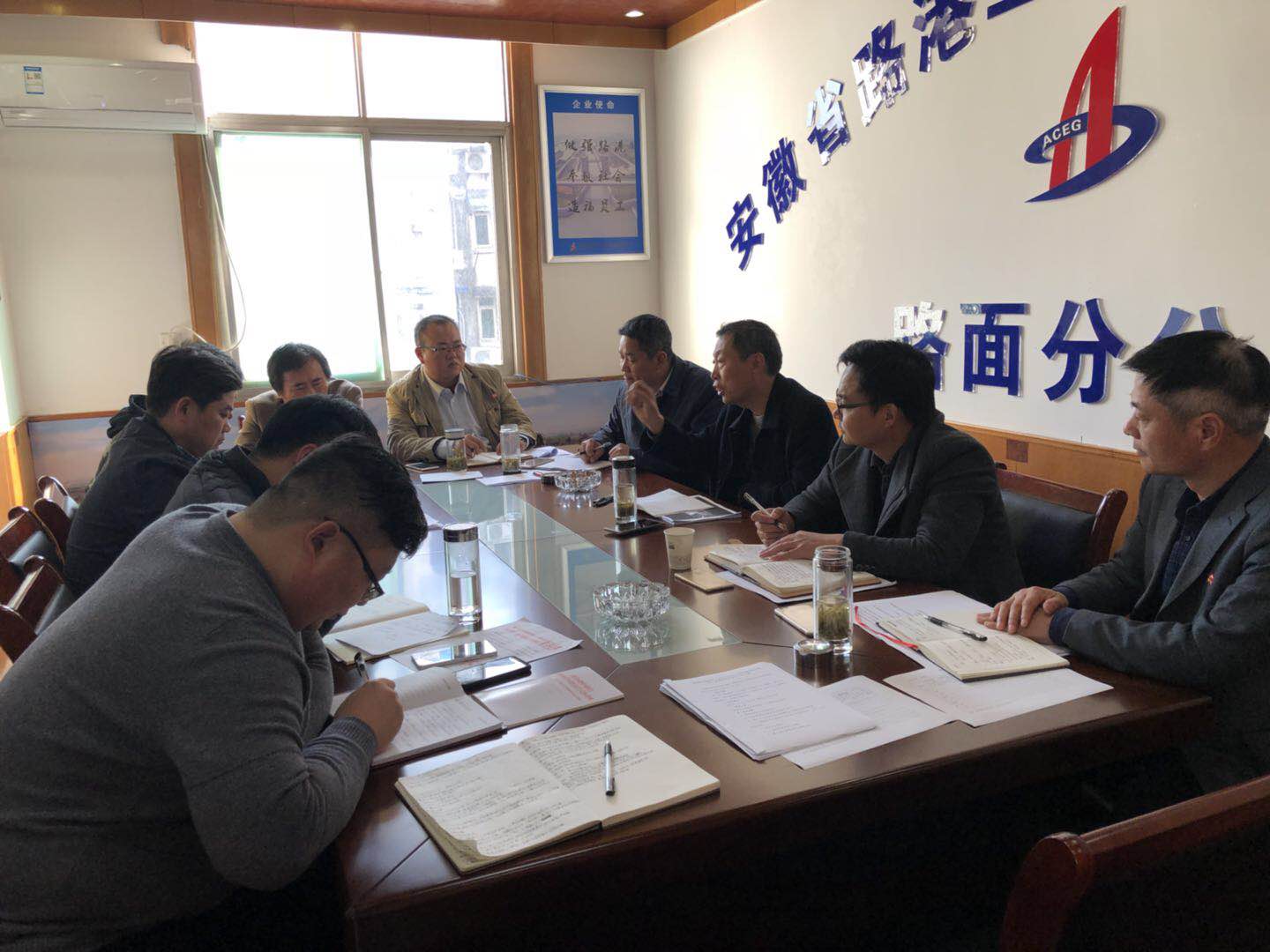 安徽路港公司董事长、总司理李振标加入路面分公司党支部组织生涯会并上党课