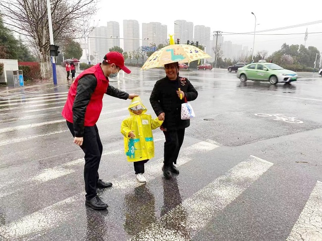 弘扬雷锋精神  自愿文明出行——路桥集团装备租赁公司组织主题团日活动