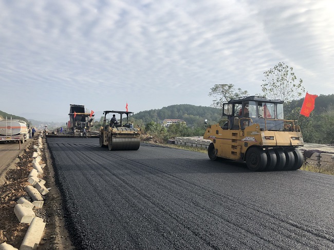 路桥集团劳动竞赛系列报道（二）——湖北107国蹊径面三标周全完成水稳施工