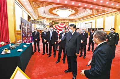习近平在会见探月工程嫦娥五号使命参研参试职员代表并旅行月球样品和探月工程效果展览时强调