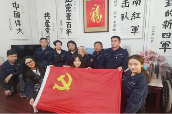 安徽路港二分公司党支部开展“讲述奋斗历史，，回首入党初心”走访慰问老革命、老党员活动