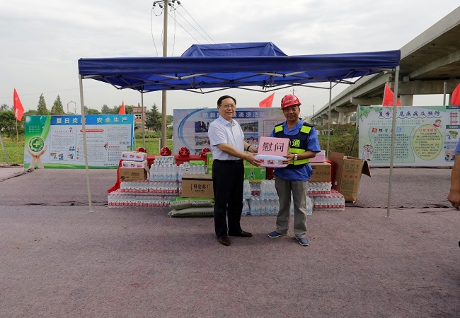 省交控集团党委副书记、总司理钱东升赴路桥集团芜合改扩建03标“送清凉”