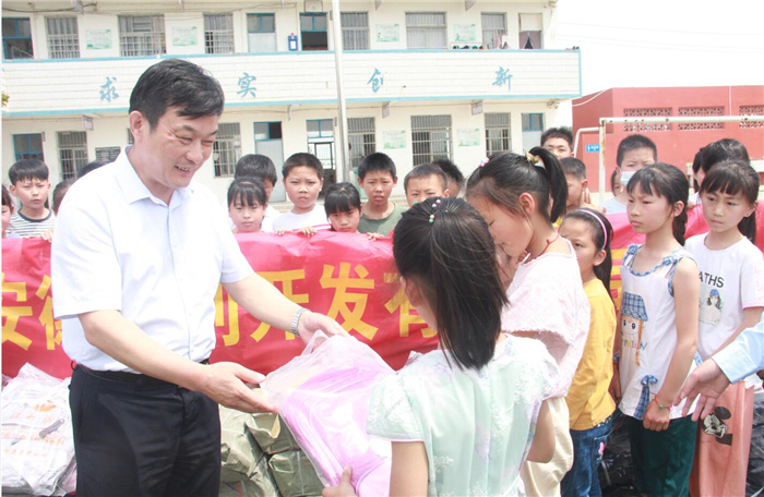 呵护童心，，，，，，与爱偕行 ——安徽水利工会主席朱乐华赴倪桥小学开展“六一”慰问