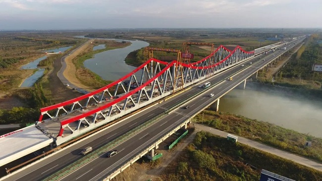 路桥集团合安高速改扩建01标中派河特大桥顺遂合拢