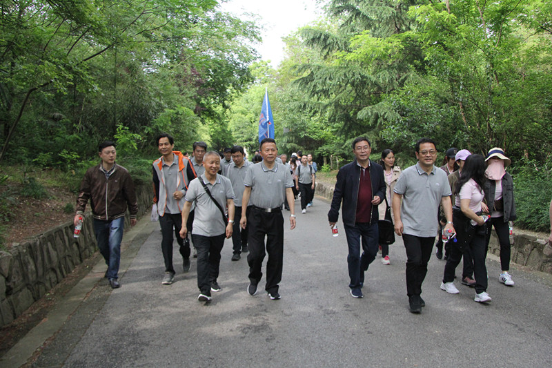 快乐运动 你我偕行------安徽建科组织职工开展爬山活动