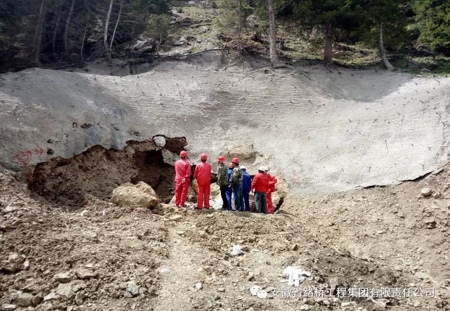 路桥集团新疆果子沟EPC项目开启隧道施工