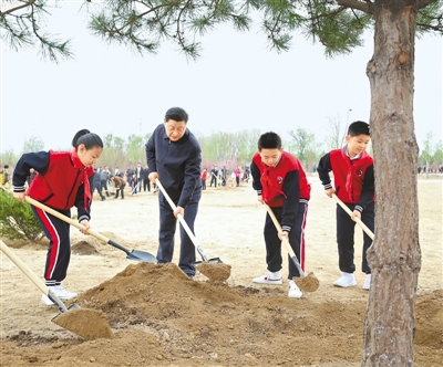 习近平在加入首都义务植树活动时强调 提倡人人爱绿植绿护绿的文明民俗 配合建设人与自然协调共生的漂亮家园