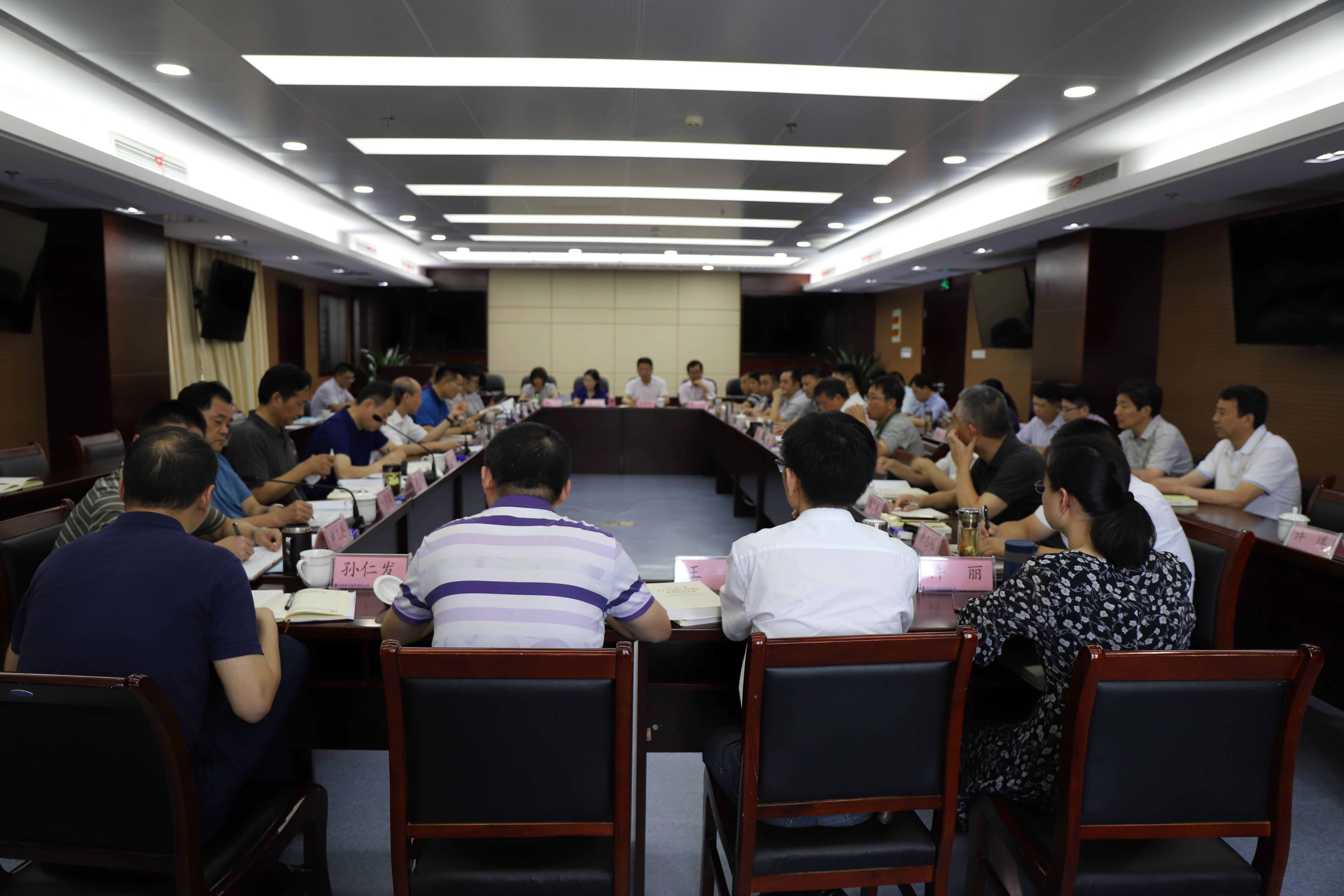 365英国上市控股党委召开主题教育调研效果交流会