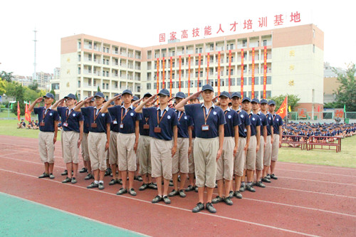 安徽365英国上市技师学院盛大举行庆祝第34个西席节、2018级新生军训结业暨开学仪式