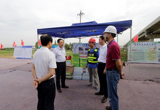 省交控集团党委副书记、总司理钱东升赴路桥集团芜合改扩建03标“送清凉”