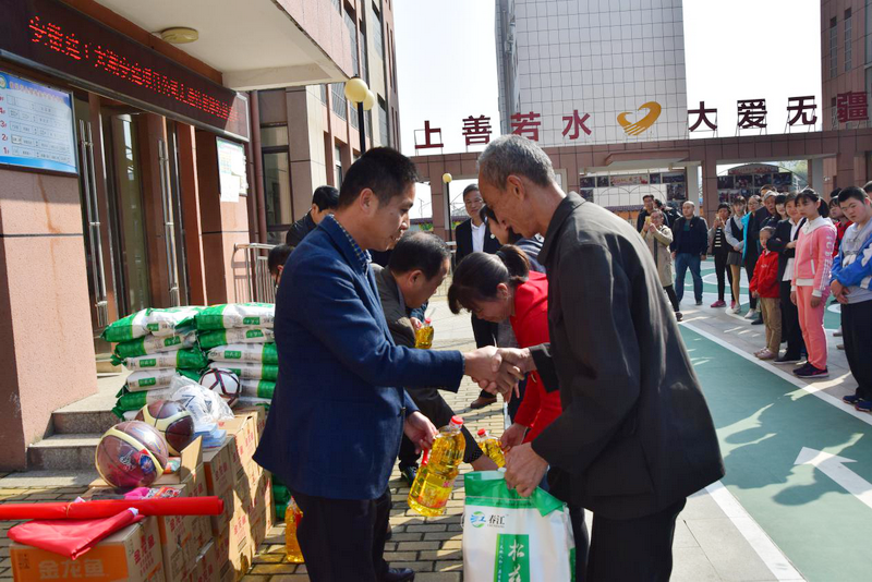 太湖安建赴县特教学校献爱心