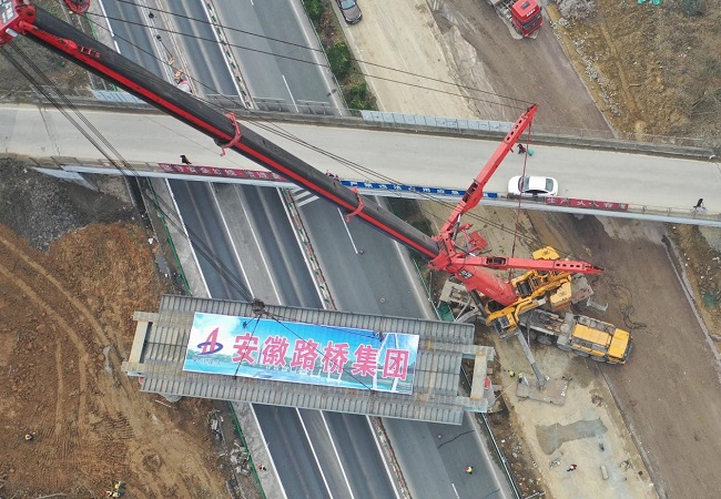 合安第一吊—路桥集团合安改扩建01标首次大吨位吊车乐成架设钢梁
