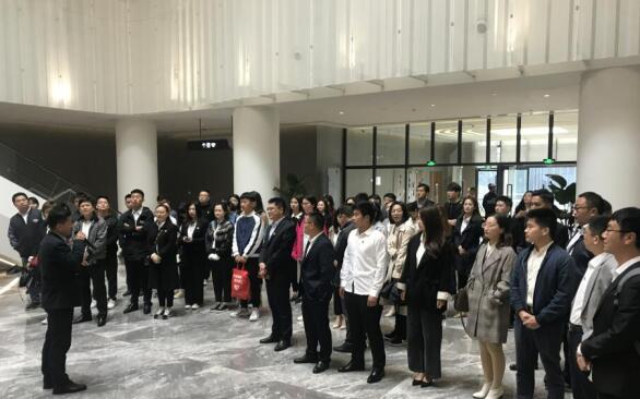 365英国上市控股团委举行“青春情向党·立功新时代”主题团日活动暨“五四”表扬会