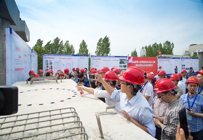 首届桥梁工程立异手艺交流大会暨工业化制作树模项目观摩会代表莅临路桥集团合安改扩建01标中派河大桥施工现场观摩