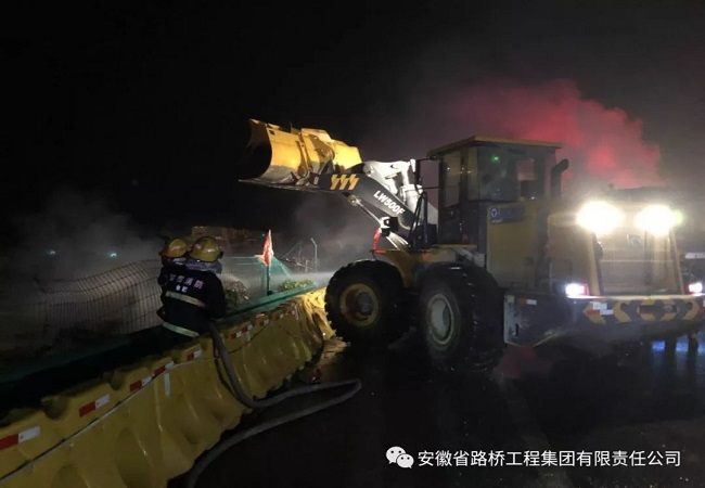 路桥集团合安高速改扩建01标项目深夜加入高速救火保通事情