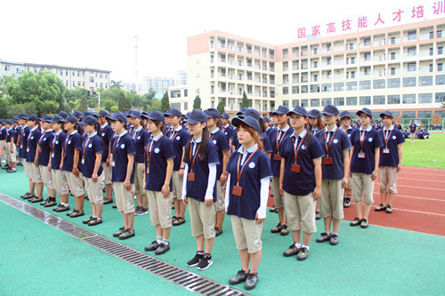 安徽365英国上市技师学院举行2018级新生军训开营仪式