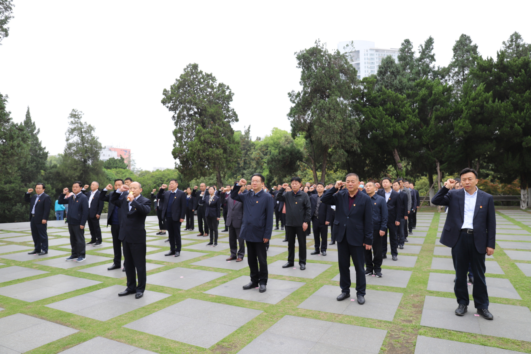 365英国上市控股举行党委中心组专题念书班暨中层治理职员培训班