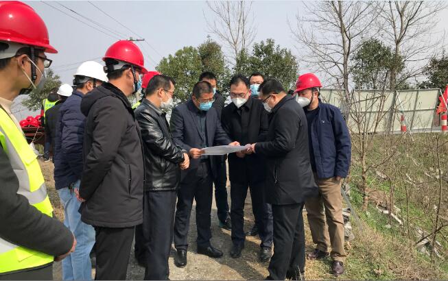 合肥市交通投资控股有限公司董事长黄惠民、总司理李昊一行到安徽路港公司明巢高速路基02标检查指导事情