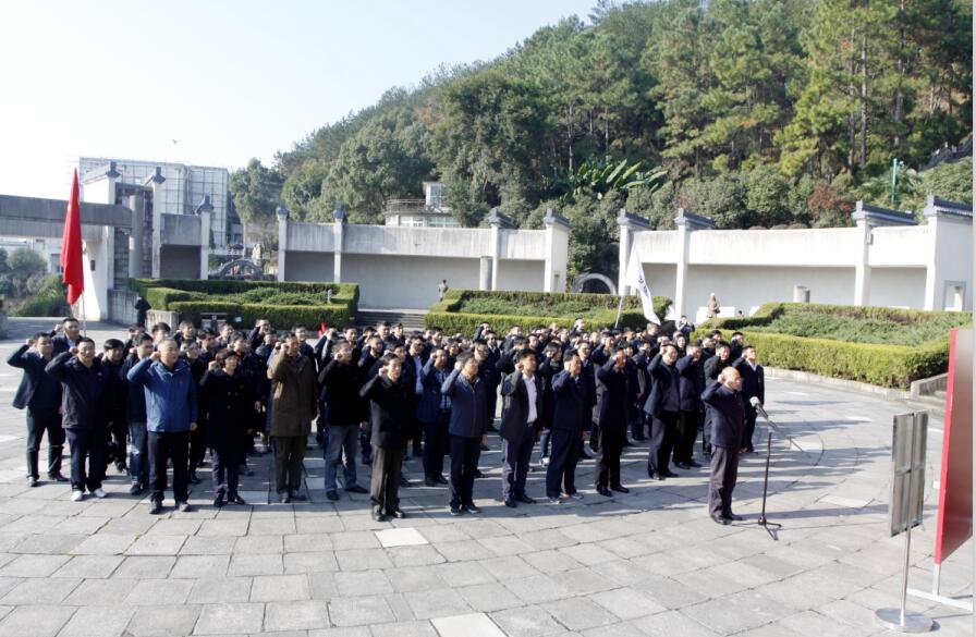 集团公司向导班子成员赴泾县开展革命古板教育、重温入党誓词
